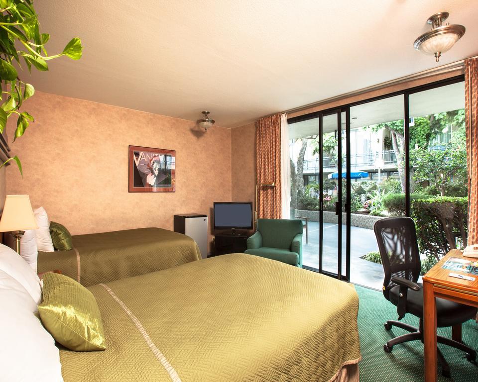 Travelodge At Lax Hotel