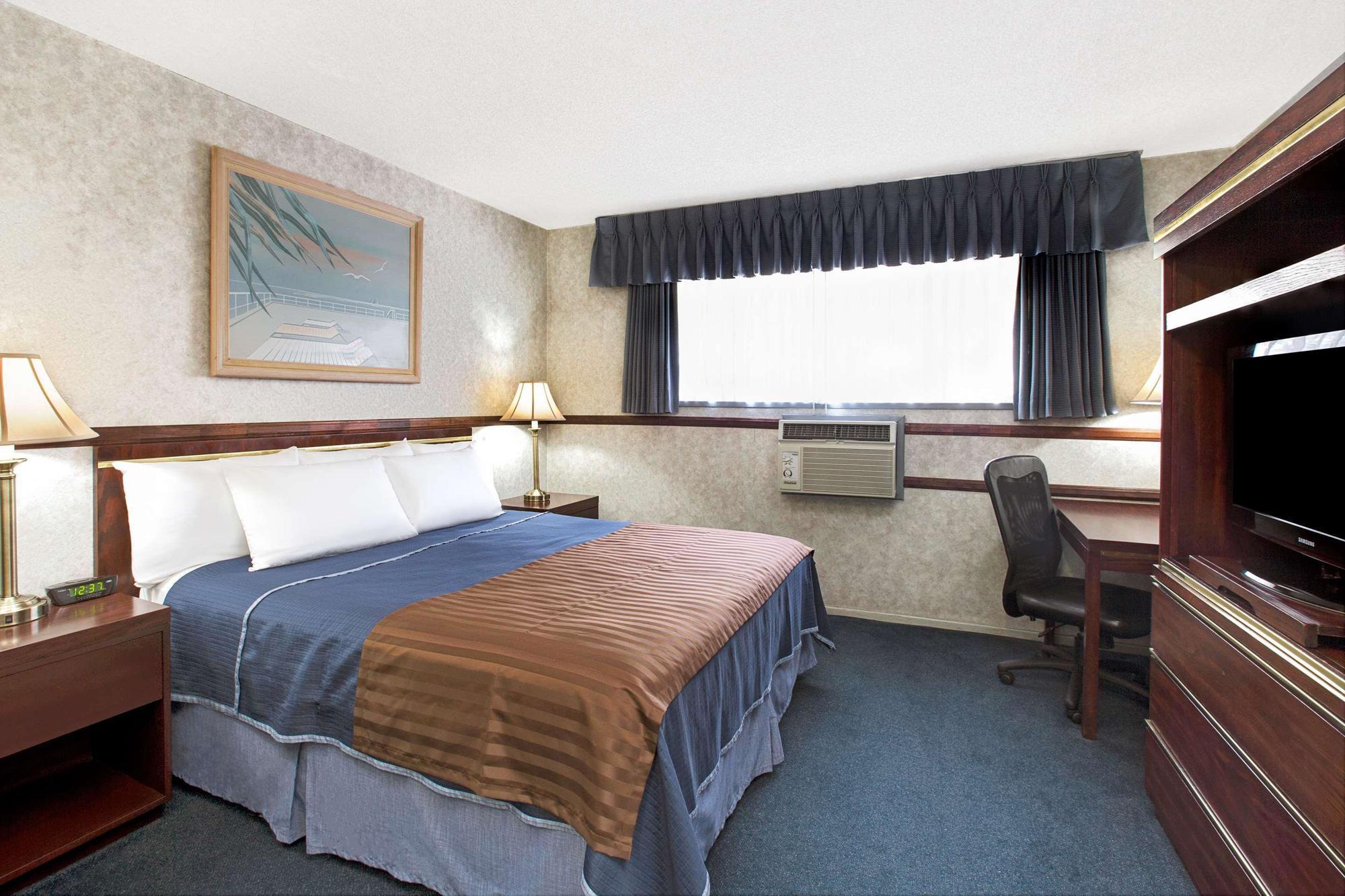 Travelodge At Lax 2*