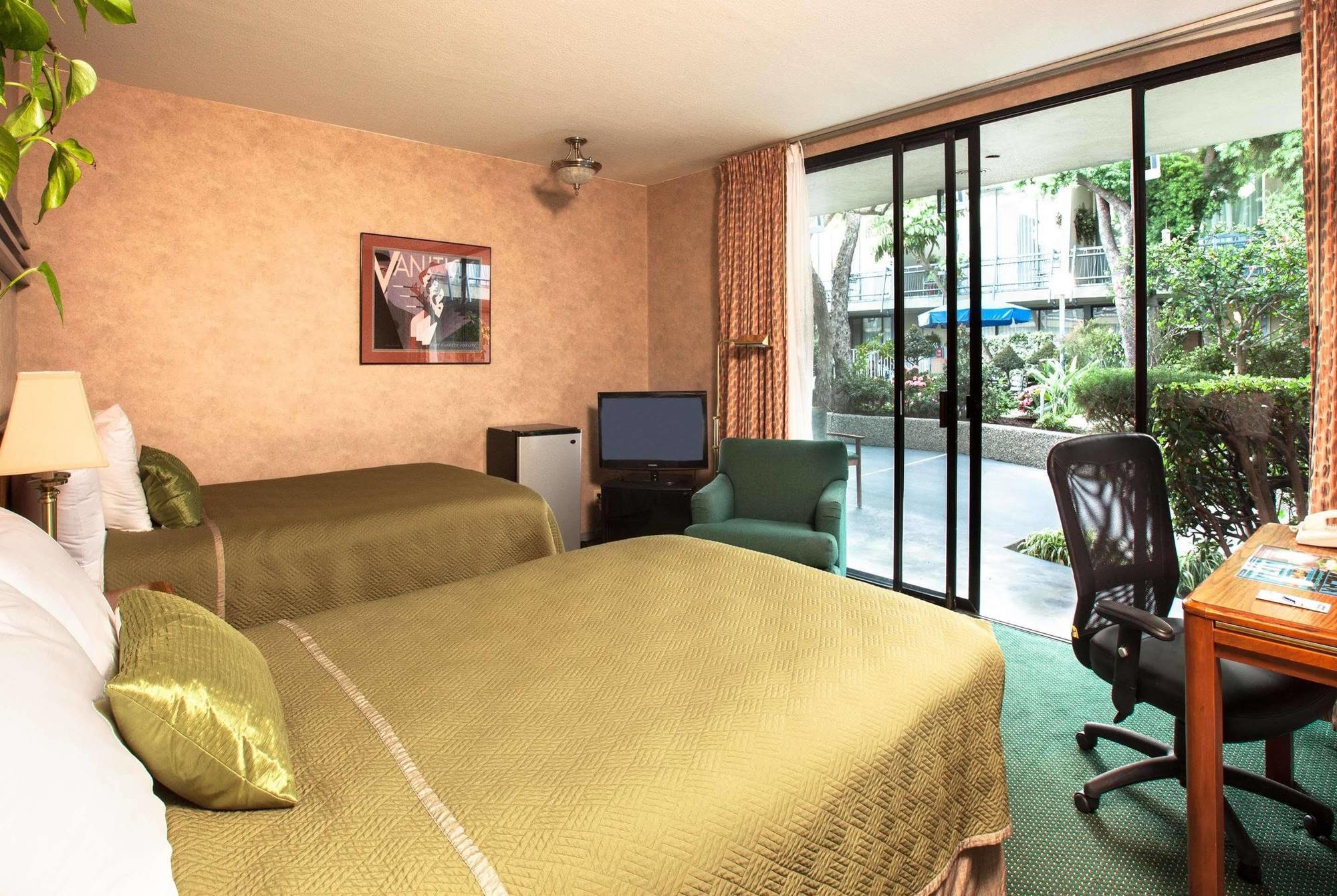 Travelodge At Lax Hotel 2*