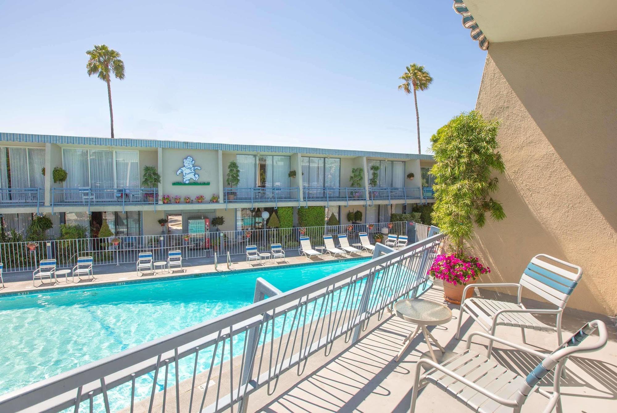 Travelodge At Lax Hotel 2*