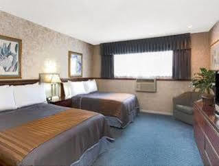 Travelodge At Lax 2*