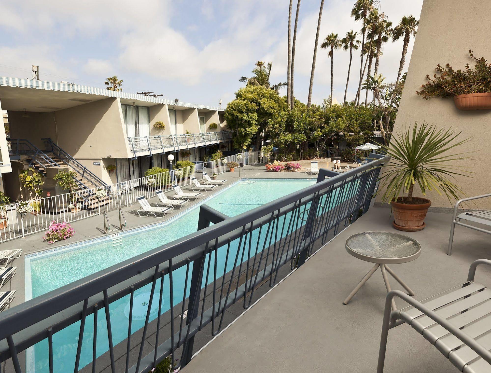 Travelodge At Lax Hotel