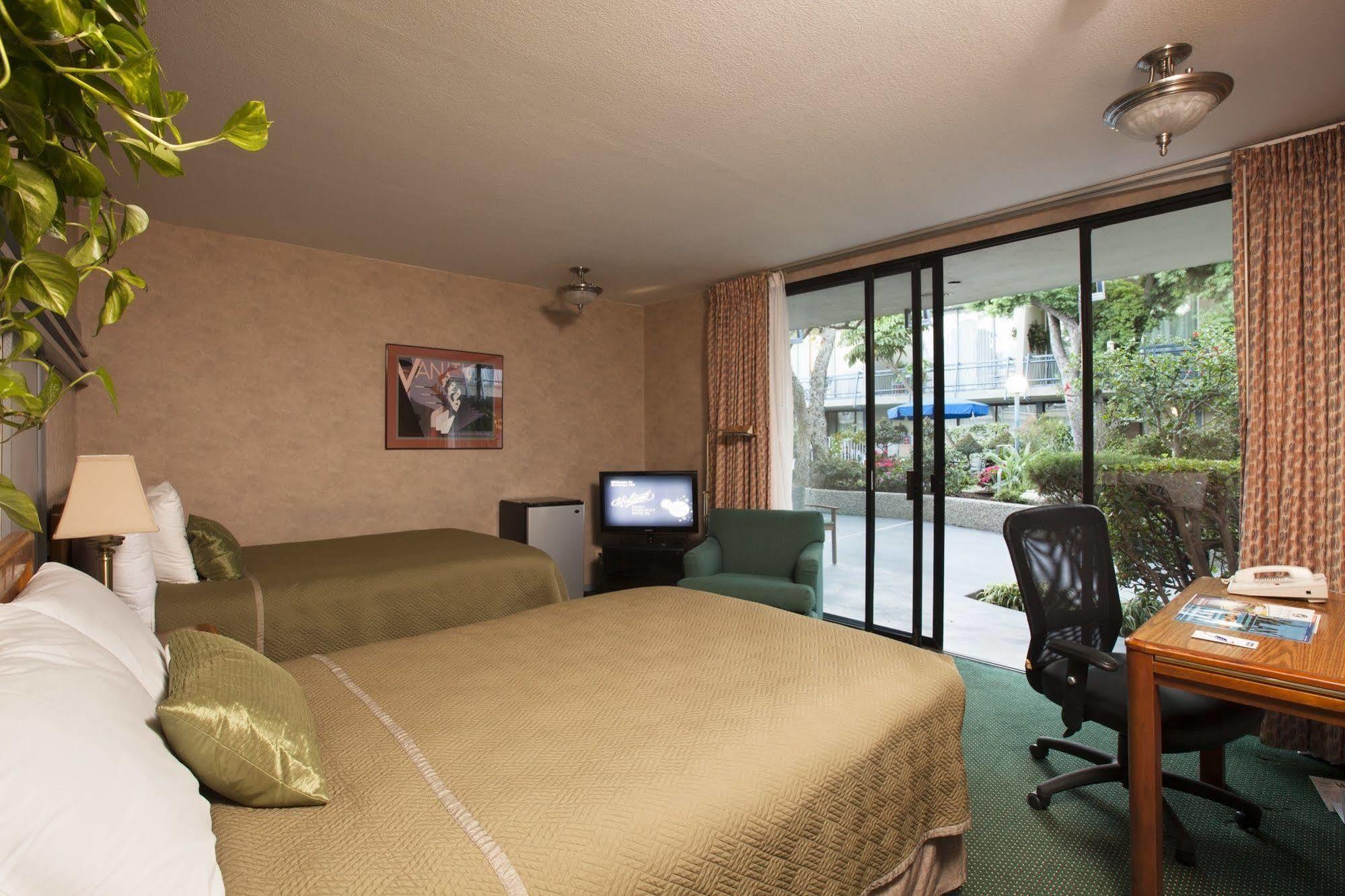 Travelodge At Lax 2*