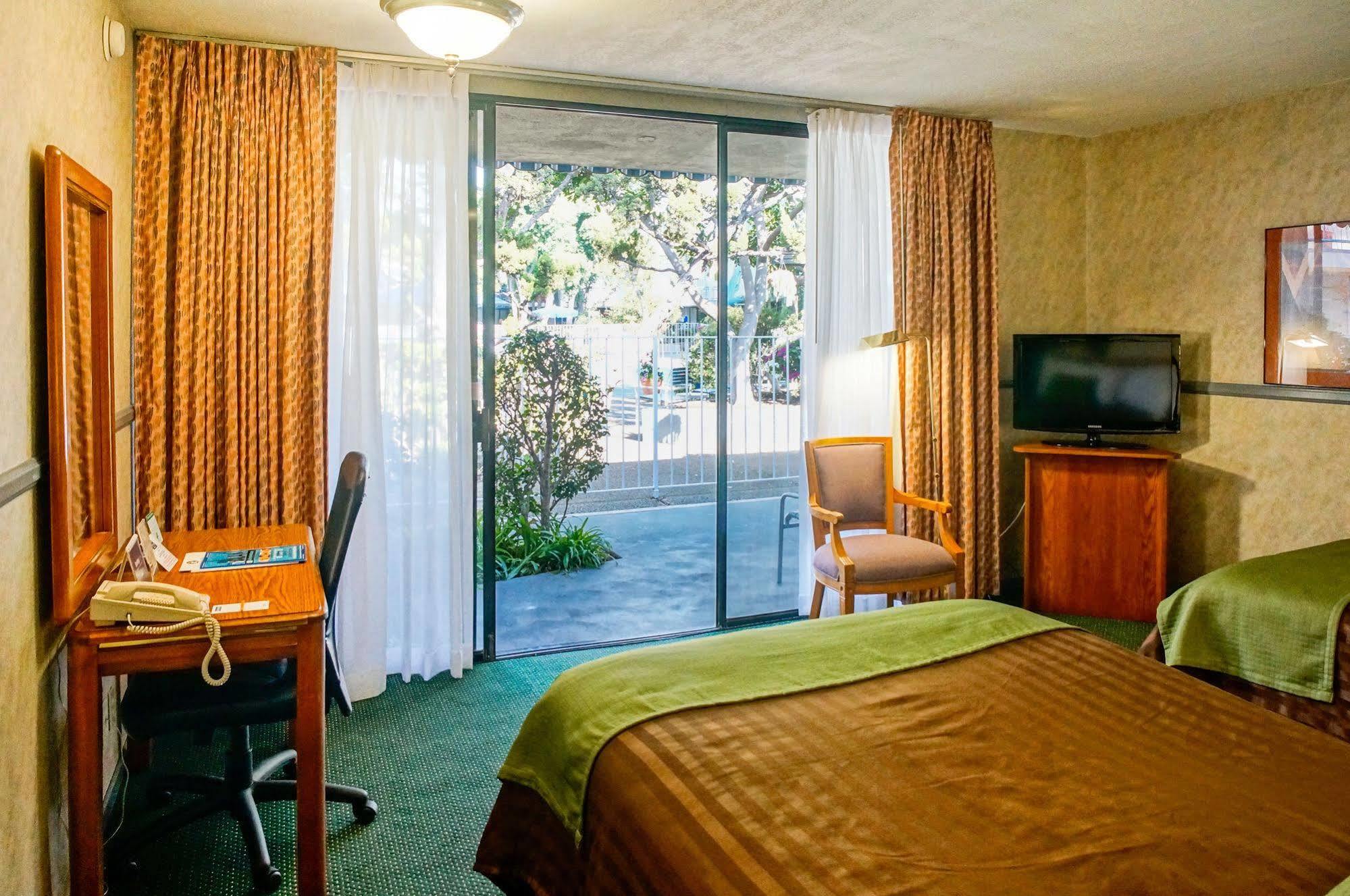 Travelodge At Lax 2*