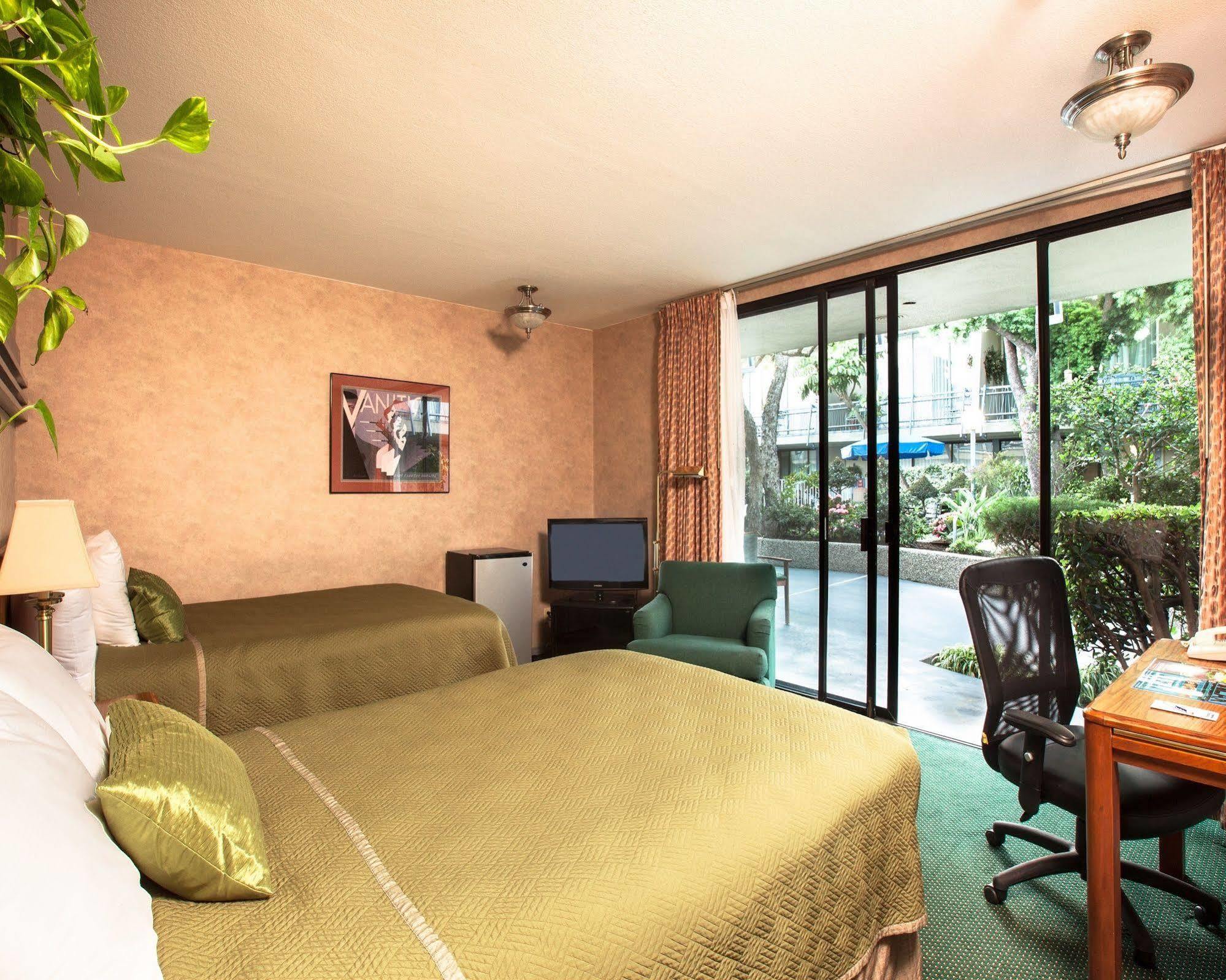 Travelodge At Lax 2*